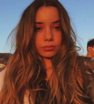 Mia, 19, United States