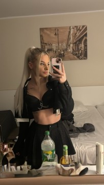 Mia, 21, United Kingdom