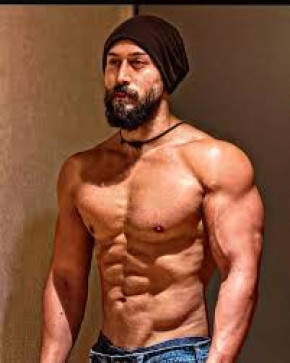 Rockyhandshome, 24, India