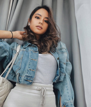 Jazelyne Mutia, 28, Indonesia