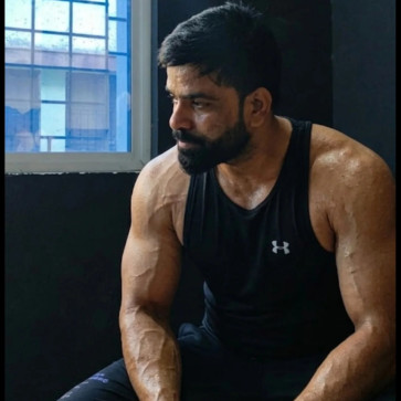 Bitch Hunter, 40, India