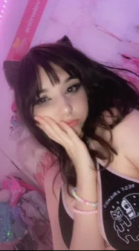 Mia, 18, United States