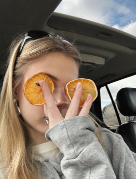 Chloe, 19, United States