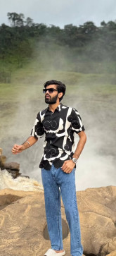 Alex Smith, 25, India