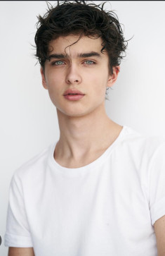 Komandant, 34, Albania