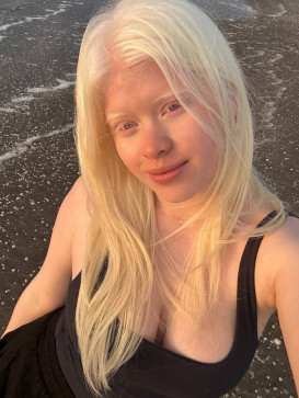 Bella, 24, United States