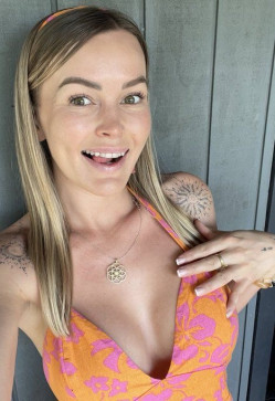Julie, 30, United States