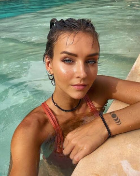 Prettyscarlet, 19, United States