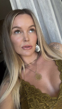 Elle, 37, France
