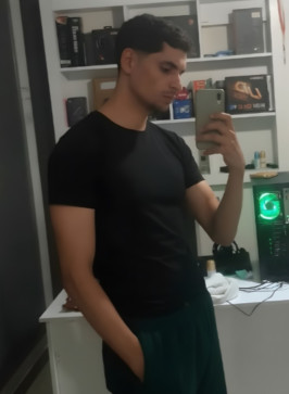 Aziz Mnayek, 22, France