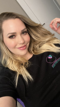 Miss Anna, 23, United States
