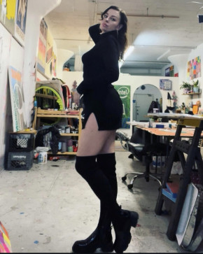 Bella, 25, United States