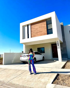 Lilly, 26, United States