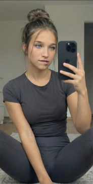 Emma, 18, United States