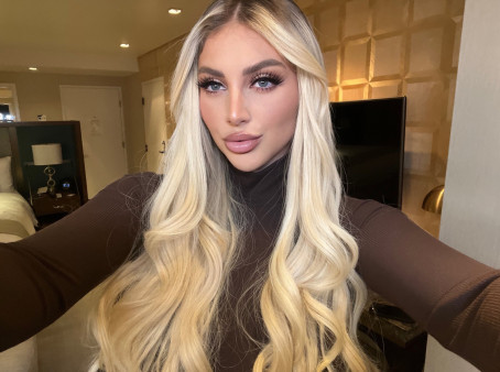 Elizabeth Dee, 30, United States