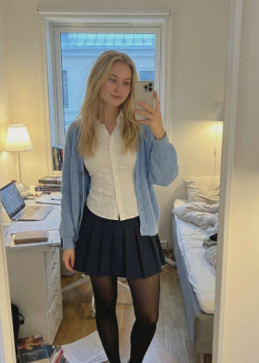 Mia, 22, United Kingdom