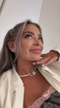 Jennifer Aniston, 27, France