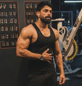 Bltch Hunter, 40, India