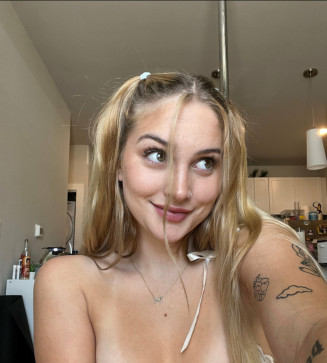 Samantha, 19, United States