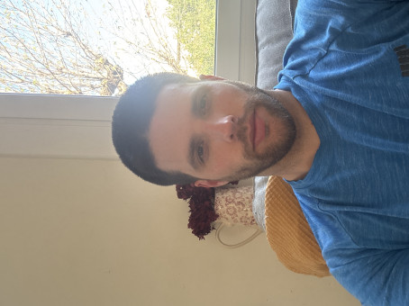Soldger, 30, Spain
