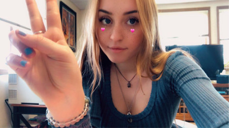 Chloe, 18, United States