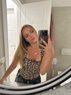 Mia Kayia, 18, United States