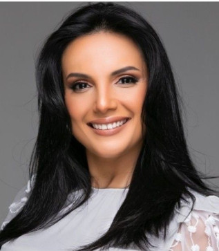 Kiana, 32, United Kingdom