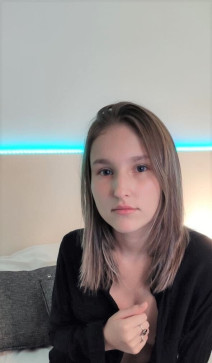 Queen13, 20, United States