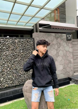 Ikiy Tukangriperr, 18, Indonesia