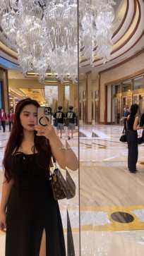 Elara, 33, United Kingdom