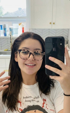 Ellie, 23, United States