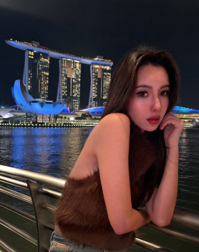 Chloe Jones, 36, Singapore