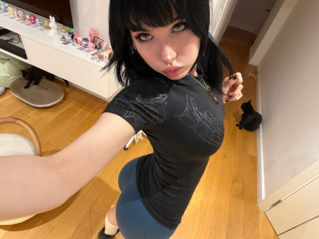 Nicole, 21, United States