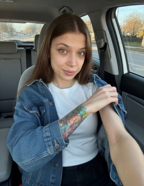 Emily Johnson, 32, United States