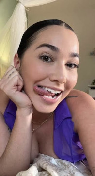 Bella, 29, United States