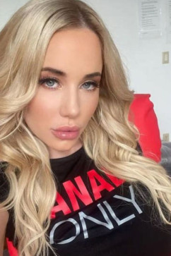 Kelli Anne Oxley, 36, Netherlands
