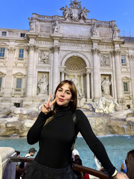 Mia, 33, United States