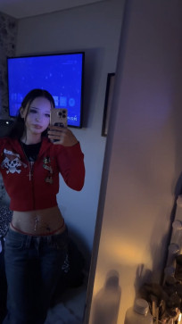 Laura, 23, United Kingdom