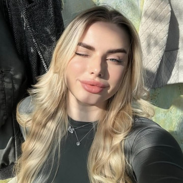 Anna Cox, 29, United States