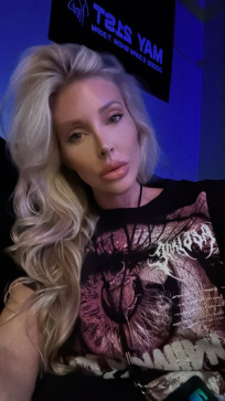 Leryn Newest, 35, Germany