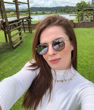 Elizabeth, 40, United States