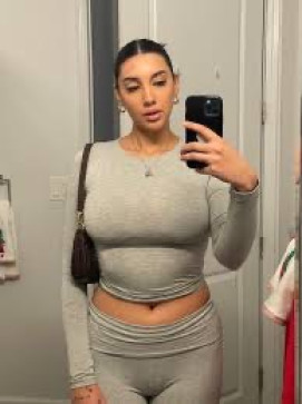 Mia, 27, United States