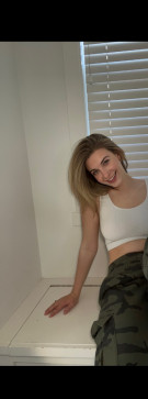 Lauramich, 27, United States