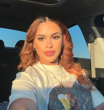Mia, 37, United States