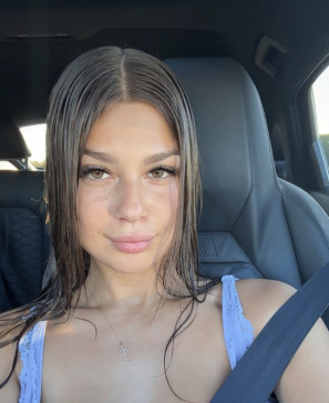 Hailey, 25, Canada