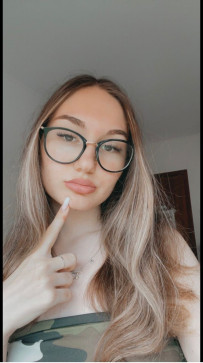 Chloe, 20, Canada