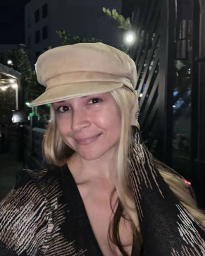 Flora, 37, United States