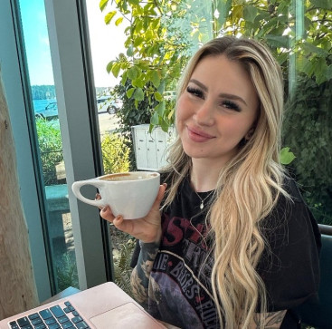 Sara Naomi, 31, United States